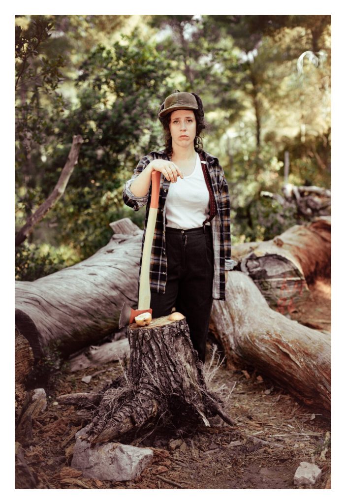 Michelle Cajolet-Couture, bûcheronne, dans la forêt