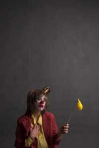 Portrait clown triste avec ballon dégonflé